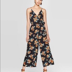 V-neck jumpsuit with lightweight fabric